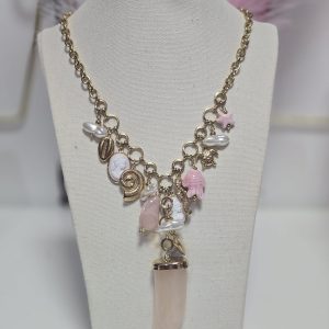 Collar colmillo rosa